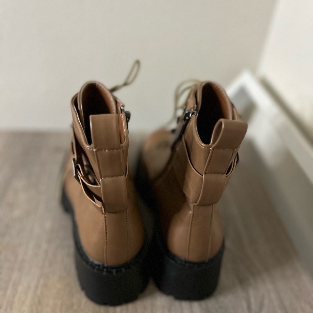 Stylish Tan Ankle Boots - Picture 4 of 7